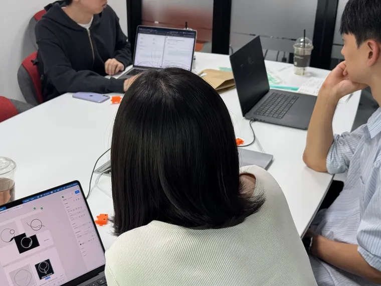 노트북을 앞에 두고 둘러앉아 화면을 함께 보는 참가자들