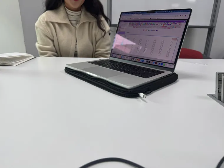 작업 화면을 띄운 노트북이 놓인 회의실 테이블